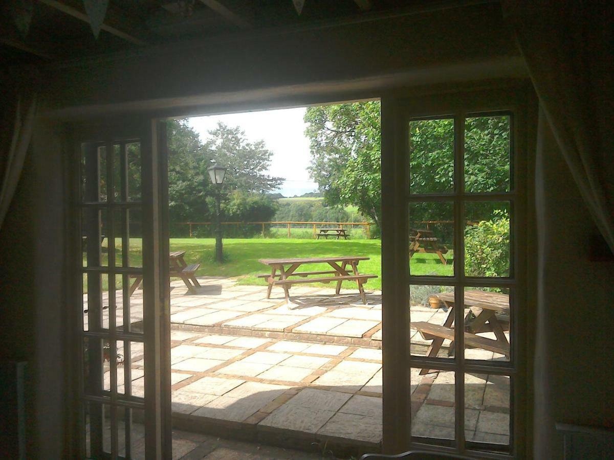 The Crown Inn Alvediston Exterior foto